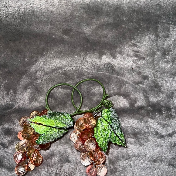 Vintage Acrylic Lucite Grapes Cluster Peach Faceted Napkin Rings Sugared Leaves - Picture 5 of 7